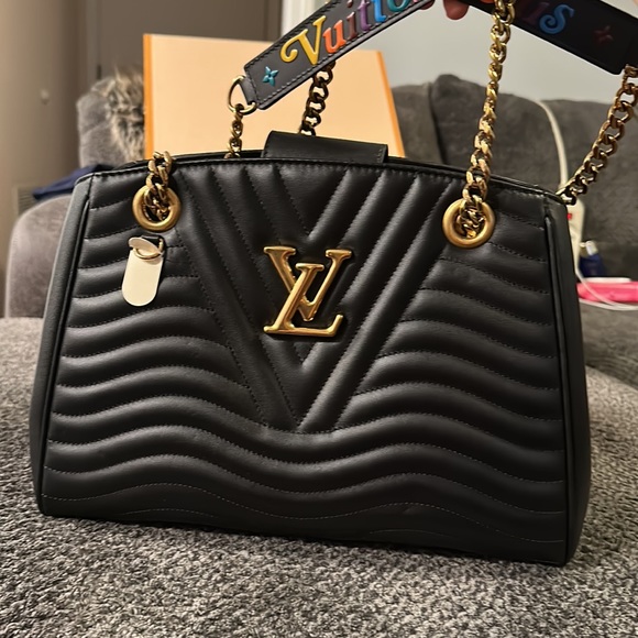 New Louis Vuitton New Wave Chain Tote - Picture 5 of 8